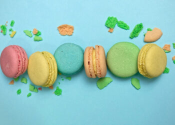 Bunte Macarons auf blauem Hintergrund