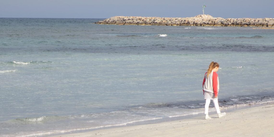 Sardinien Strand Kind geht spazieren