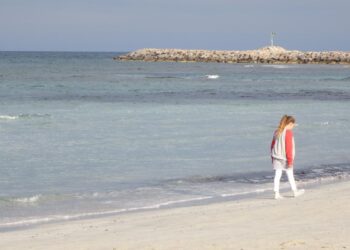 Sardinien Strand Kind geht spazieren
