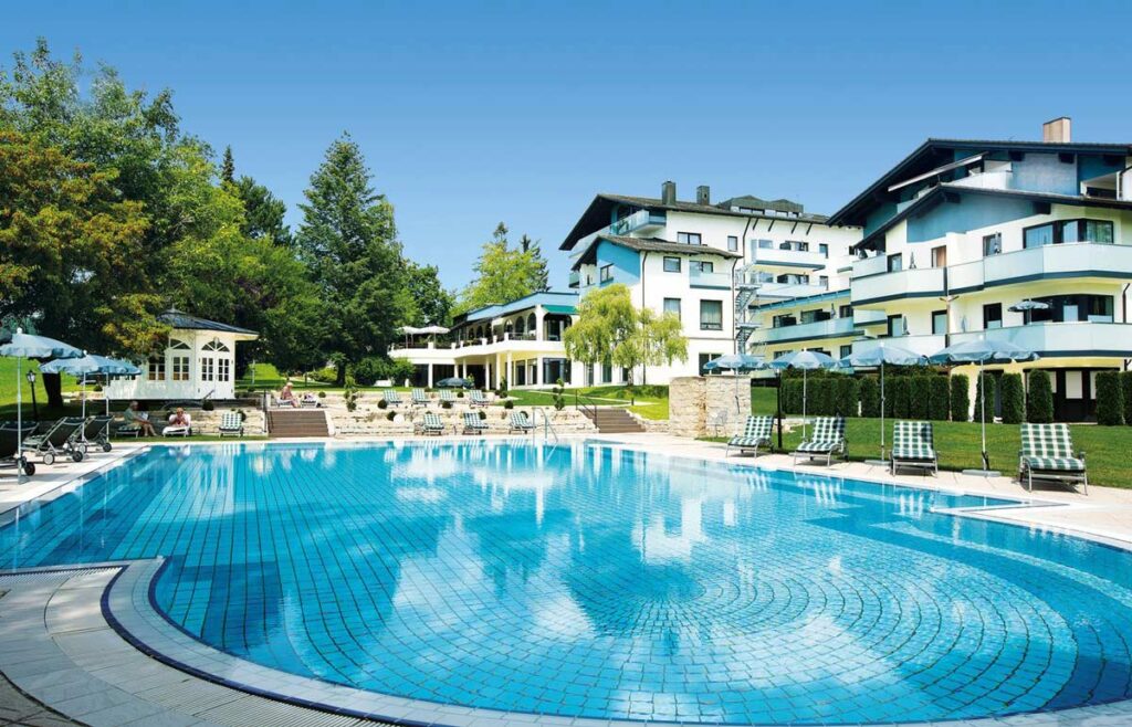 Hotel Tanneck Allgäu Außenansicht mit Pool Screenshot IBE